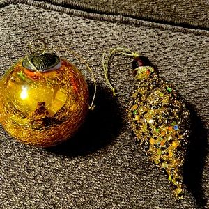 2 beautiful elegant gold ornaments don’t go with my decor